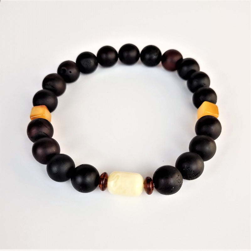 Bracelet ambre noir et perle blanche par Orbaltic
