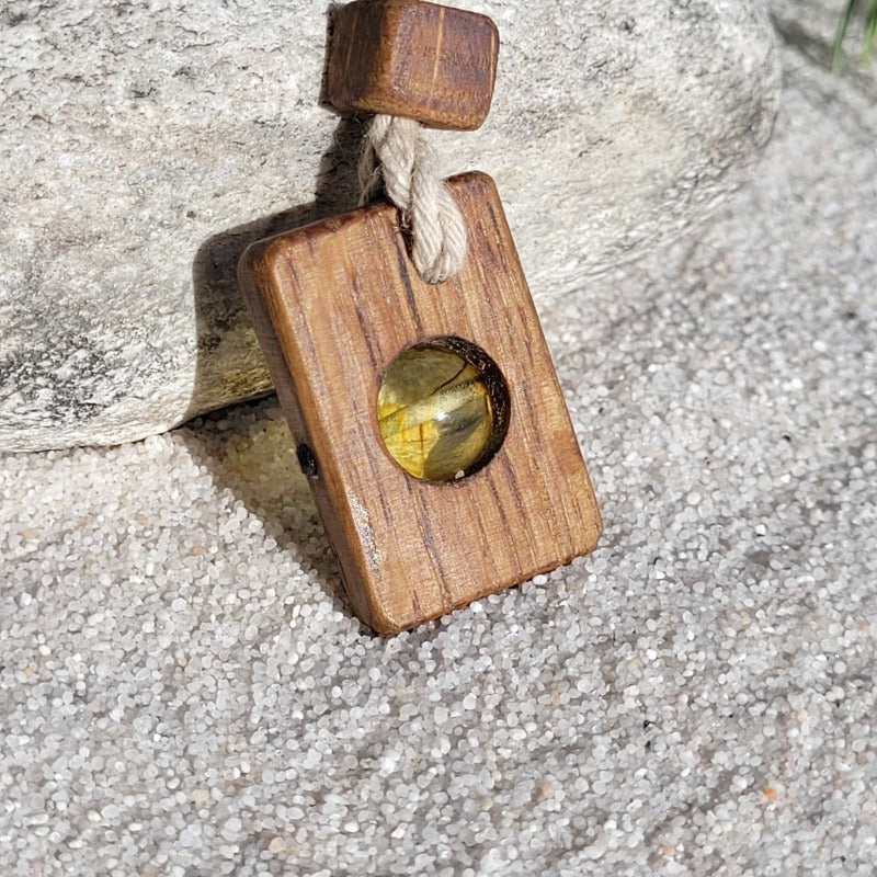 Pendentif ambre et bois sur cordon par Orbaltic